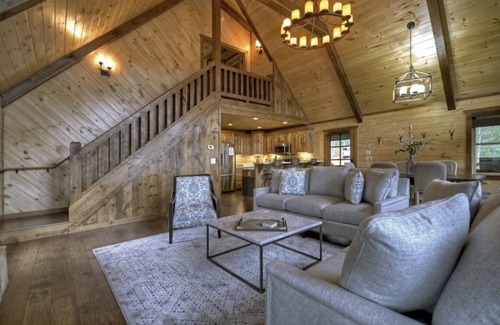 Aska Cabin | Luxury Mountain Cabin with Amazing Views and Hot Tub (Dog Friendly)