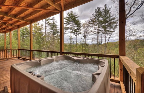 Aska Cabin | Luxury Mountain Cabin with Amazing Views and Hot Tub (Dog Friendly)