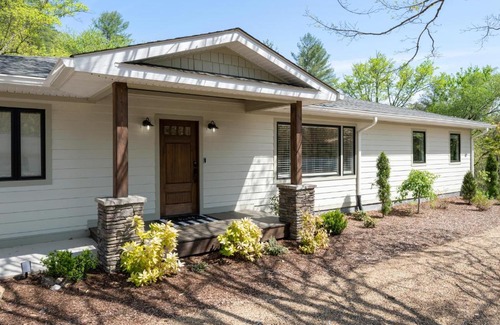 Alexander House | Luxury mountain oasis, hot tub & 15 mins to DT AVL