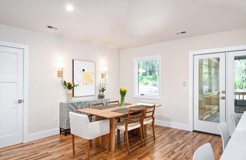 Alexander House | Luxury mountain oasis, hot tub & 15 mins to DT AVL