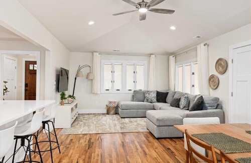 Alexander House | Luxury mountain oasis, hot tub & 15 mins to DT AVL