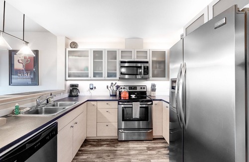 Chelan Condo | Luxury mountain-view condo with fireplace, balcony, indoor pool & hot tub