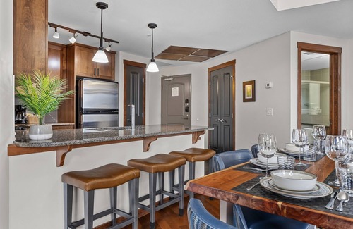 Canmore Condo | Luxury Mountain View Penthouse - Sleeps 8 | Resort Perks!
