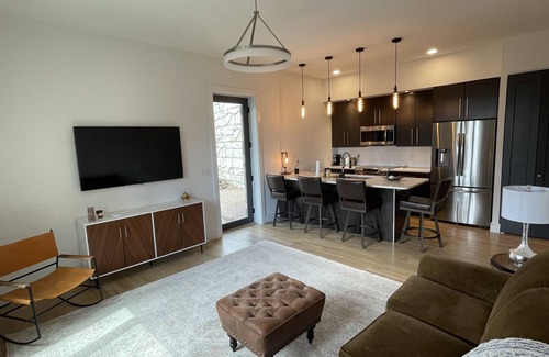 Asheville House | Luxury Mountaintop 5 min. to Downtown New Large Modern Mountain design w VIEWS