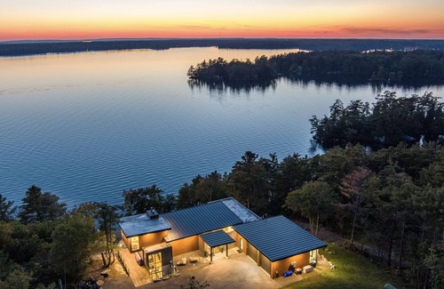 Severn Cottage | Luxury Muskoka Waterfront Cottage | 5BR | Sauna, EV Charger, Sleeps 12