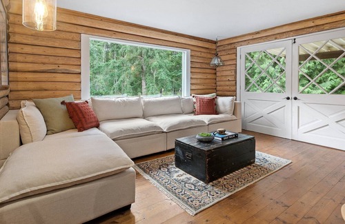 Bellingham House | Luxury & Nature's Haven: Architectural Symphony Amidst Serene Bellingham Vistas