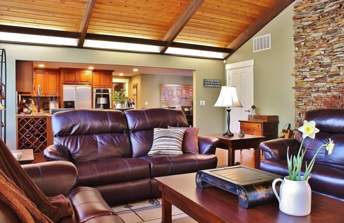 Tacoma House | Luxury near Gateway to Mt Rainier and National Forests. Veteran Owned.