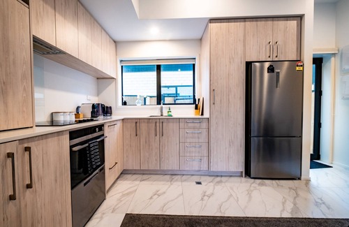 Addington Apartment | *Luxury New 3 Bedroom, 2 Bathroom APT in CBD/Hagley Park/Hospital. Sleep 6*