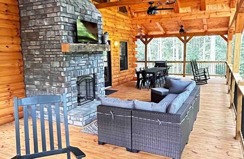 Carbon Hill Cabin | Luxury New 6BR lodge, 2 fireplaces, mini POOL/SPA