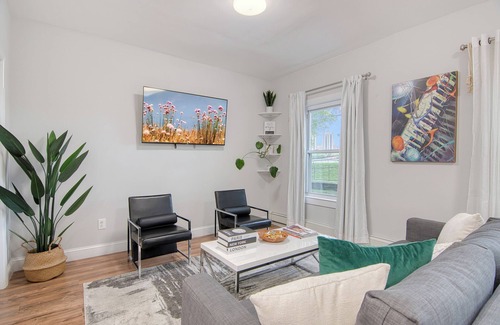 Kingsbridge Apartment | Luxury New-Build 2BR w King Bed, Designer Finishes + Ultra-Fast WiFi & AC