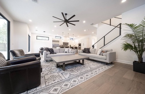 Galindo House | Luxury New Build, Private Pool and Spa, Sleeps 10 all King, 4 min to Dt