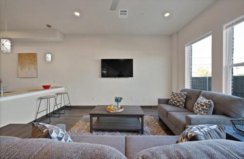 Central Arlington House | Luxury New Build Townhome 2BR 2BA with Garage