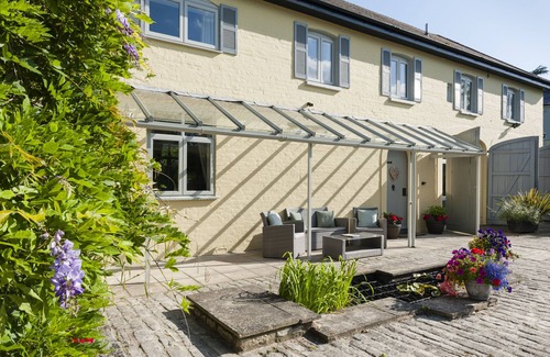 New Forest District House | Luxury New Forest Cottage. 4 bedrooms. 10 mins to beach.