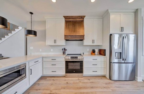 Clarkson House | Luxury Nolin Lake Private Retreat | Sleeps 14