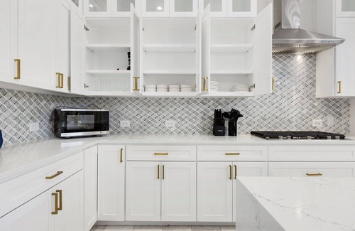 Oak Lawn House | Luxury Oak Lawn Oasis, Game Room, Parking, Balcony. The Best Area of Dallas