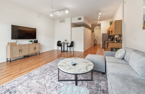 North Burnet Apartment | Luxury Oasis in Austin's Domain: Prime Shopping and Dining at Your Doorstep!