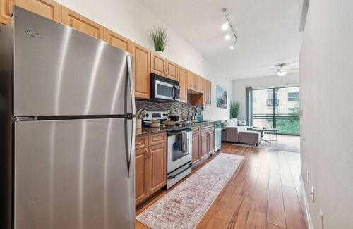 North Burnet Apartment | Luxury Oasis in Austin's Domain: Prime Shopping and Dining at Your Doorstep!