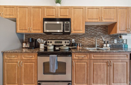 North Burnet Apartment | Luxury Oasis in Austin's Domain: Prime Shopping and Dining at Your Doorstep!