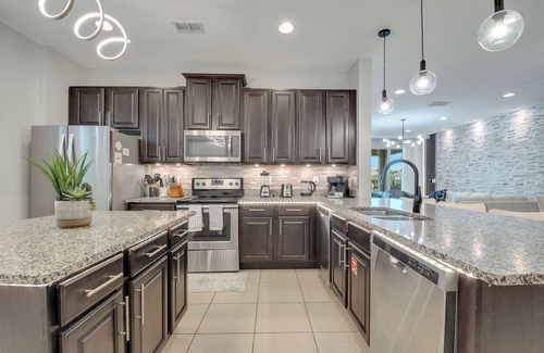 West Kissimmee House | Luxury Oasis: Sleeps 16 Perfect for Large Groups