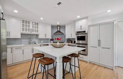 The Willows House | Luxury Oasis Steps from Palo Alto and Stanford, Chef's Kitchen, Workspaces, Gym