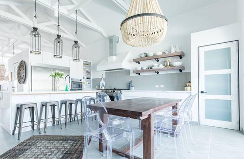 Boroncana Villa | Luxury Oasis Villa with Pool! - 3 Mins to Beach, Shops, Restaurants, Market.