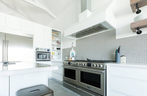 Boroncana Villa | Luxury Oasis Villa with Pool! - 3 Mins to Beach, Shops, Restaurants, Market.
