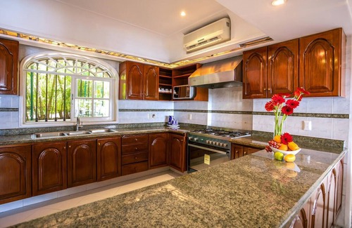 South Shore Hotel Area Villa | Luxury Ocean Front 6 Bedroom Villa w/Private Pool & Sand Beach, Full Staff!