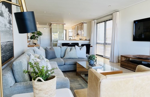 Hermanus City-Centre Apartment | Luxury Ocean-Front Apartment in Historic Hermanus