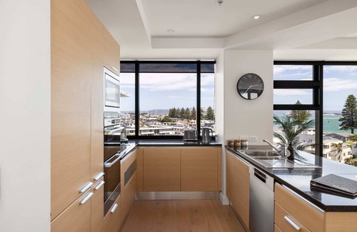 Mount Maunganui Apartment | Luxury Ocean Views - Heated Pool, Main Beach & Gym