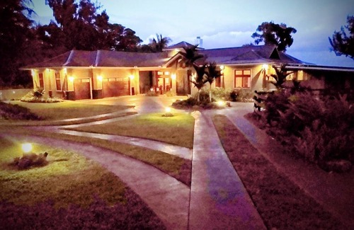 Hakalau House | Luxury Oceanfront Apartment Gated Cliffside Estate - Carriage - Beach 10m walk