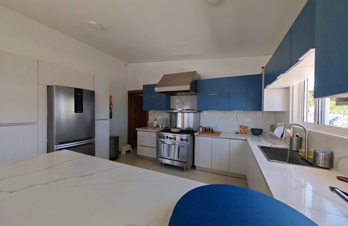 La Cienaga Villa | Luxury Oceanfront Villa - Heated Pool+Jacuzzi+A/C+Starlink+Chef's Kitchen+Maid