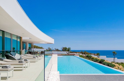Porto de Mos Villa | Luxury oceanside villa with pool [M]