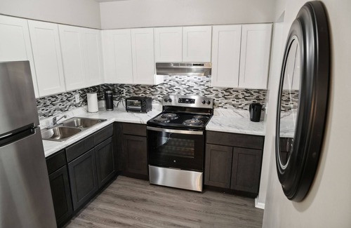 Edgemoor Apartment | Luxury on a Budget! Spacious Retreat Awaits