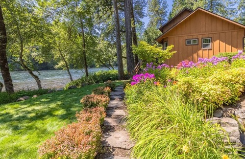 Vida House | Luxury on McKenzie + FirePit + Traeger+Steps2Water