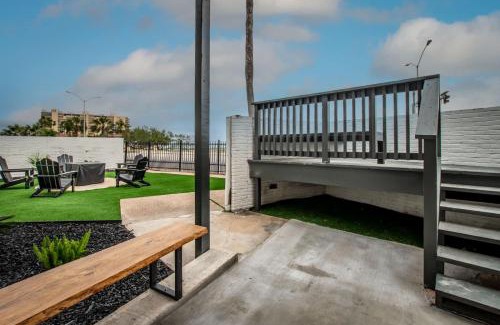 Del Mar House | Luxury on Ocean Drive - Sleeps 28