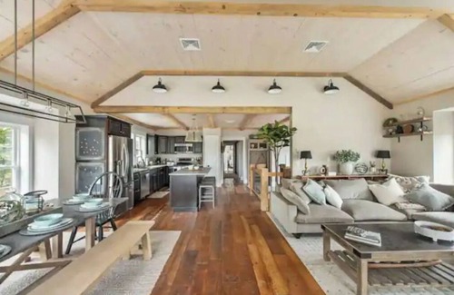 North Conway House | LUXURY on SACO RIVER with HOT TUB & MOUNTAIN VIEWS