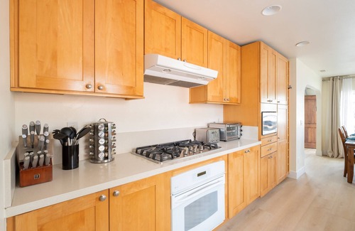 North Pacific Beach House | Luxury Pacific Beach Family Getaway Steps to Beach Jacuzzi Yard AC Garage BBQ