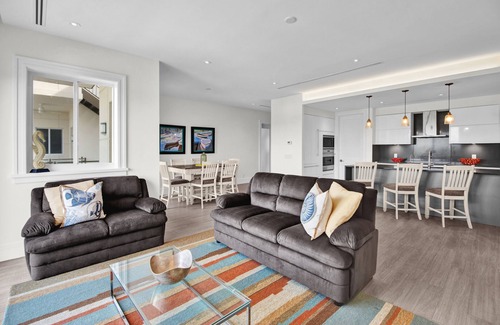 Bouvet Island Condo | Luxury Penthouse Suite on Paradise Island. Pool, Gym, Rooftop Patio