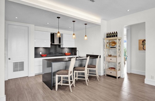Bouvet Island Condo | Luxury Penthouse Suite on Paradise Island. Pool, Gym, Rooftop Patio