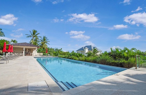 Bouvet Island Condo | Luxury Penthouse Suite on Paradise Island. Pool, Gym, Rooftop Patio