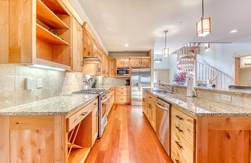 Government Camp Condo | Luxury penthouse condo w/shared pool, hot tub & great mountain views