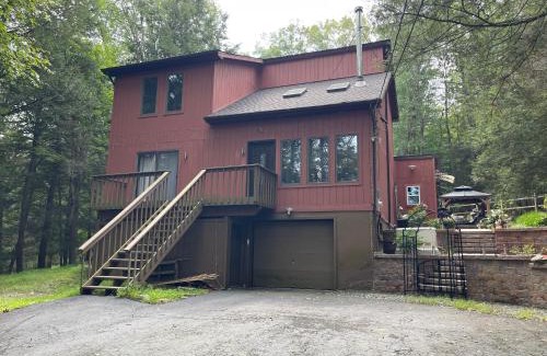 East Stroudsburg House | Luxury Pocono Retreat with hot tub, sauna, fire pit, and patio
