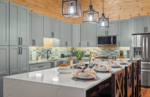 White Haven Cabin | Luxury Poconos Retreat w/Pool, Arcade, Golf Sim & More | Grand Timber
