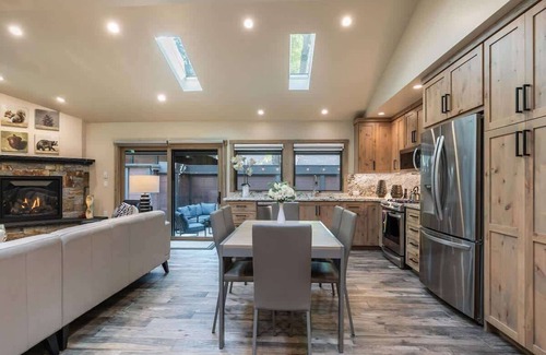 Tahoe Sierra Estates House | Luxury|Pool|Pier|Bouys|Pickleball|Walk to town