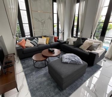 Phra Khanong Nuea Villa | Luxury Pool Villa 5BR 12pax with Private Lift in Ekkamai