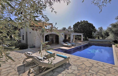 Atsipópoulon Villa | Luxury pool villa, sea view, garden, Crete, close to the beach, heated pool