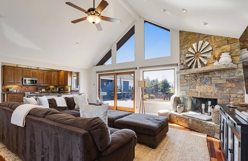 Petaluma House | Luxury property with private pool, hot tub, outdoor kitchen & tennis court