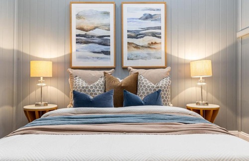 Annerley House | Luxury Queenslander Awaits! Sleeps 8, 3 car parks