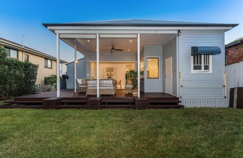 Annerley House | Luxury Queenslander Awaits! Sleeps 8, 3 car parks
