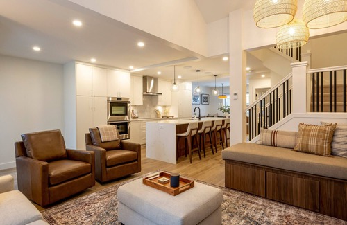 Blackcomb House | Luxury Renovation | 3BR | Ski-In Access | Common Hot Tub | Managed By Aloha Whistler